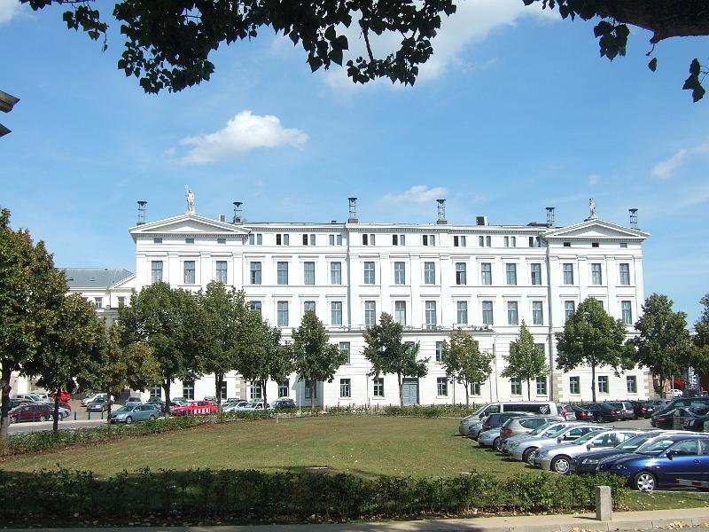 2009-08- (11).JPG - Das ehemalige Kollegiengebäude von 1834 - heute Sitz des Ministerpräsidenten